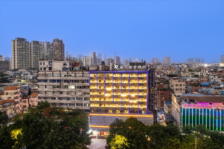 Exterior & Views
