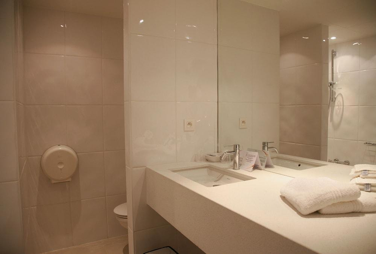 Bathroom 4, Hotel Donny, West-Vlaanderen