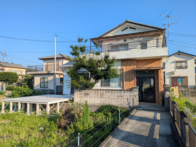 Exterior & Views