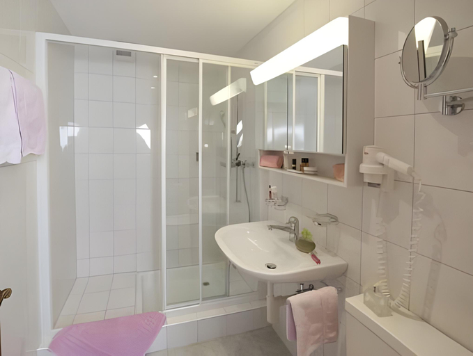 Bathroom 4, Hotel Romantica, Inn