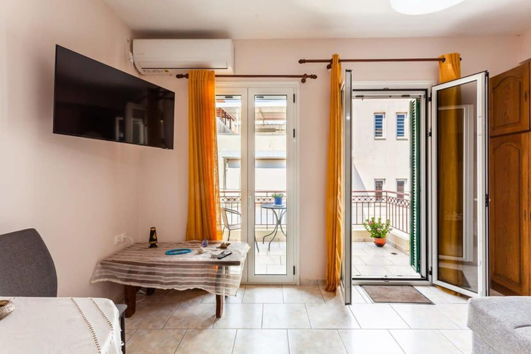 Others 2, Kalamata City Nest - Central & Cozy Hideout, Peloponnese