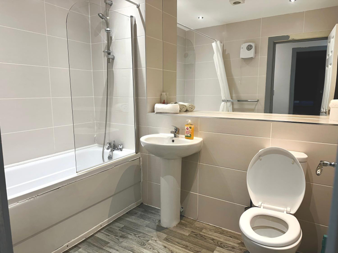 Bathroom 3, Winter Gardens Service Apartments 2 by Blackpool Service Apartments, Blackpool