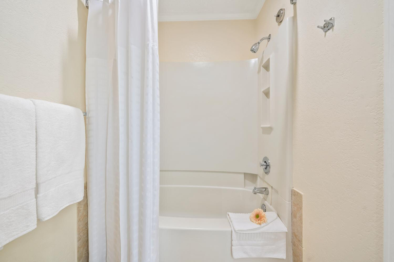Bathroom 5, Comfort Suites Paradise Island