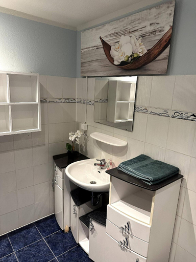 Bathroom 2, Large apartment for 3-11 guests in the Halle Leipzig Area, Saalekreis
