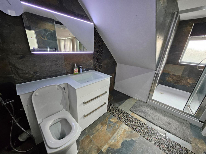 Bathroom 3, Standard Single Room - Shared, Windsor and Maidenhead