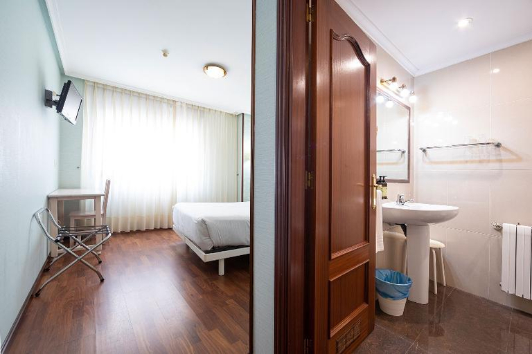 Bathroom 4, Hotel Puerto de Candas, Asturias