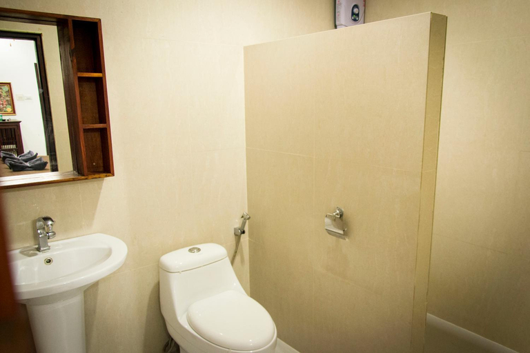 Bathroom 2, Sabaidee Guesthouse, Luang Prabang
