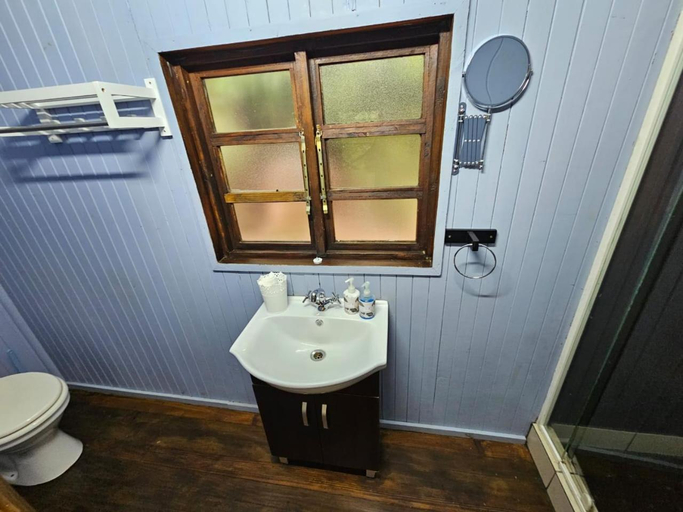 Bathroom 3, Whispering Creek Mountain Lodge, Mopani