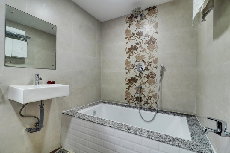 Bathroom 4, Hotel New Parimeet Residency, Thane