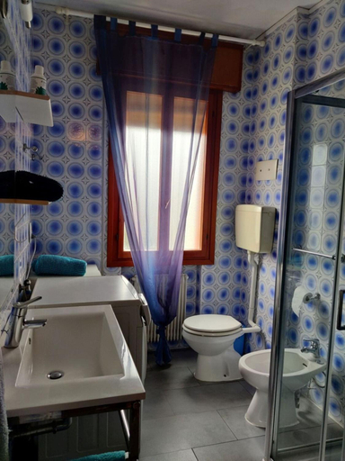 Bathroom, Colorful and bright 3-bedroom apartment by Beahost Rentals, Venezia