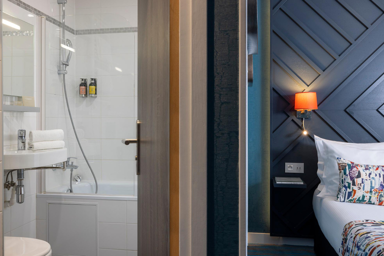 Bathroom 3, Hotel des Arts Montmartre, Paris