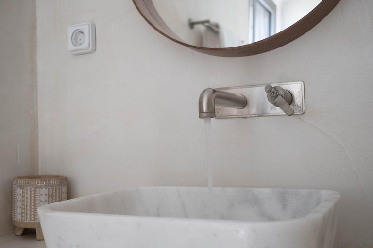 Bathroom 4, Oskelos, South Aegean