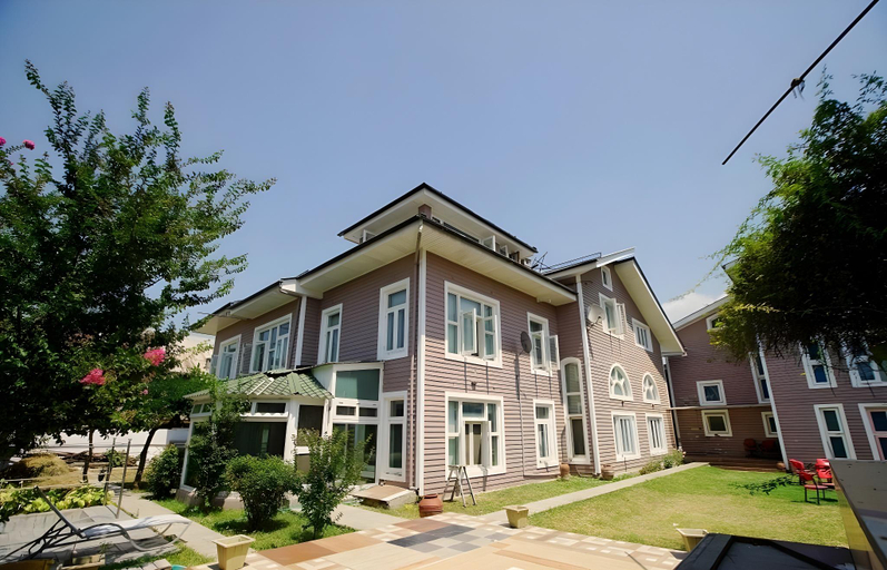 Exterior & Views