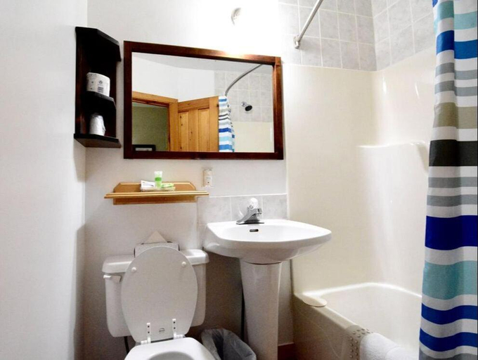 Bathroom 3, Dewar’s inn and Cottages, Leeds and Grenville