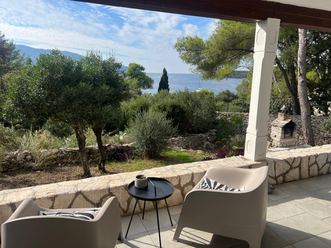 Others 4, Villa Pinus, Stari Grad