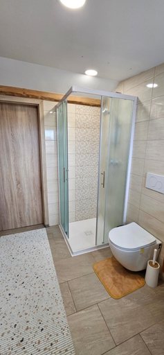 Bathroom 3, Apartma AJJA, Šenčur