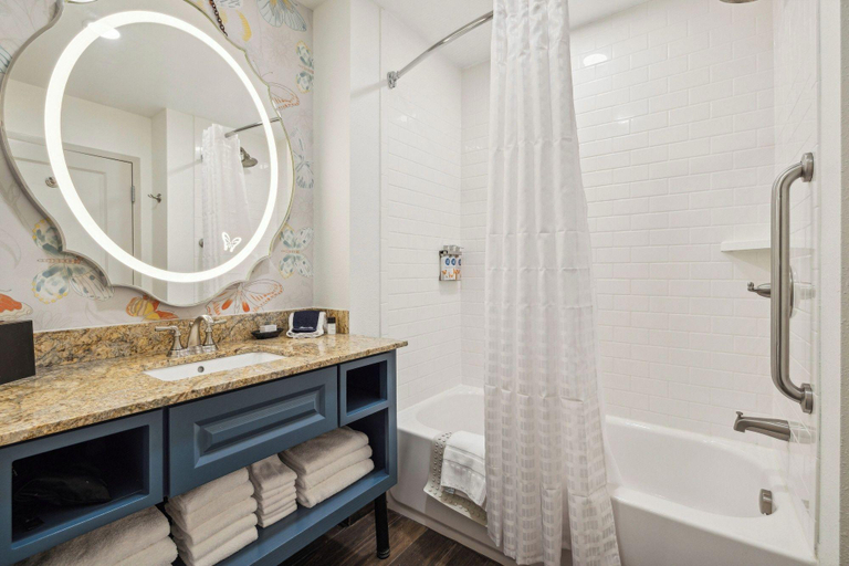 Bathroom 5, Dollywood's DreamMore Resort and Spa, Sevier