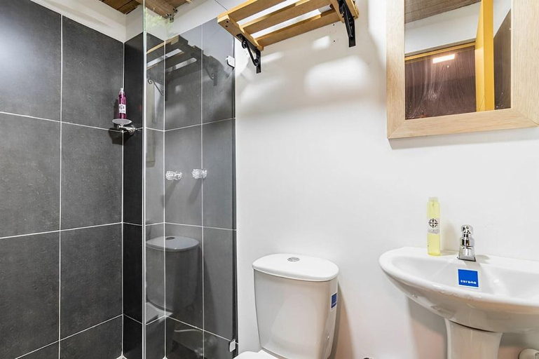 Bathroom 3, La Gruta Co-Living, Medellín