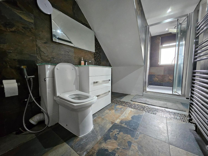 Bathroom 5, Standard Single Room - Shared, Windsor and Maidenhead