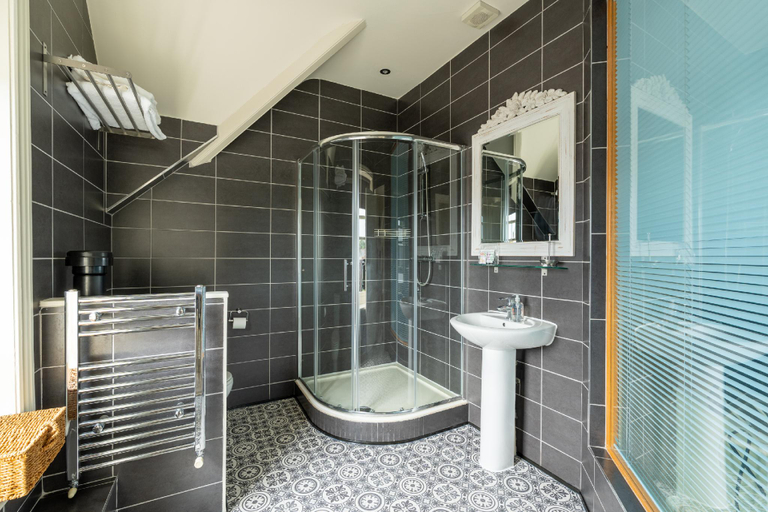 Bathroom 5, The Ox Pub & Rooms, Poole