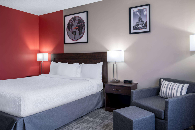 Bedroom 3, Ramada by Wyndham Thunder Bay Airlane Hotel, Thunder Bay