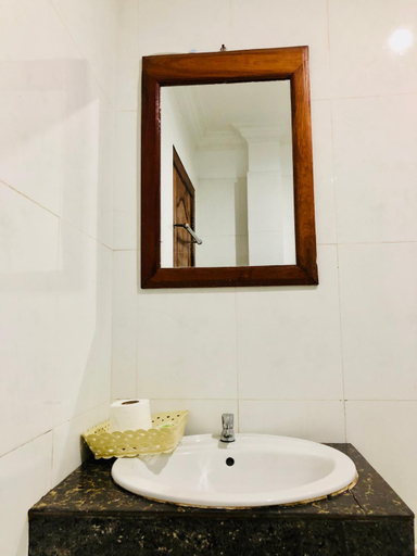 Bathroom 5, Golden Papaya Guesthouse, Siem Reap