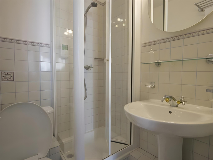 Bathroom 3, Hotel Atlantique, Morbihan