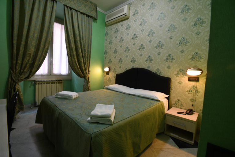 Others 4, Hotel Ferrarese, Roma
