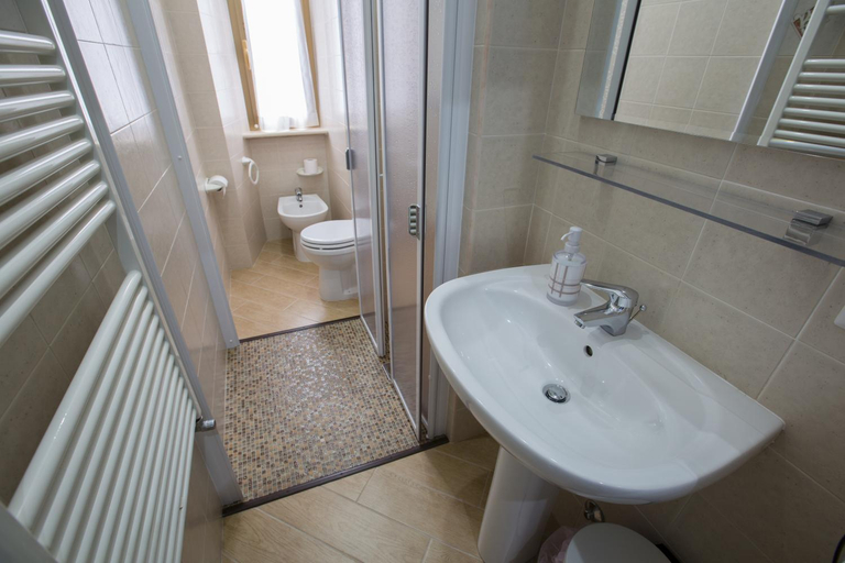 Bathroom 2, Residenza Duomo, L'Aquila