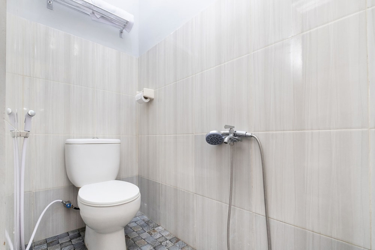 Bathroom 3, OYO 2727 Nareswari Guest House, Magelang