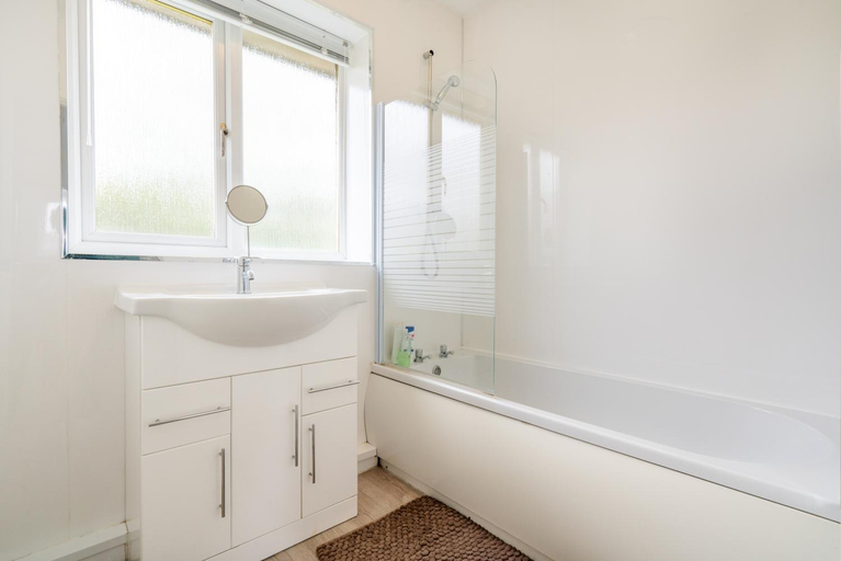Bathroom 2, Close to Peak District 3BR Home w/ Parking, Sheffield