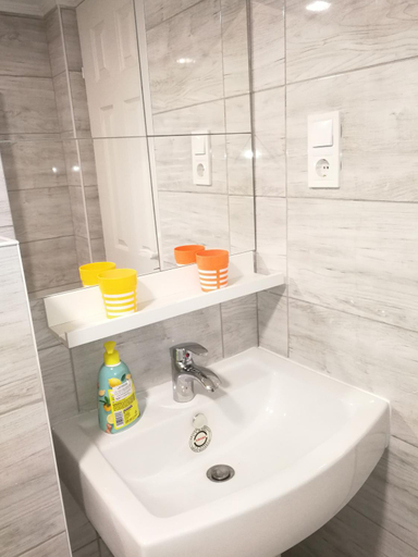 Bathroom 3, White Rose Apartment B, Budapesti