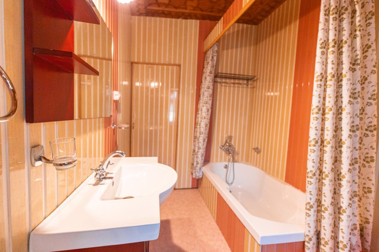 Bathroom 3, Royal Mumtaz Grp 蒙達斯集團, Srinagar
