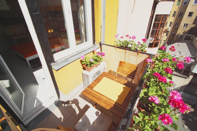 Others 4, Sunny Studio with Balcony in Party District, Budapesti