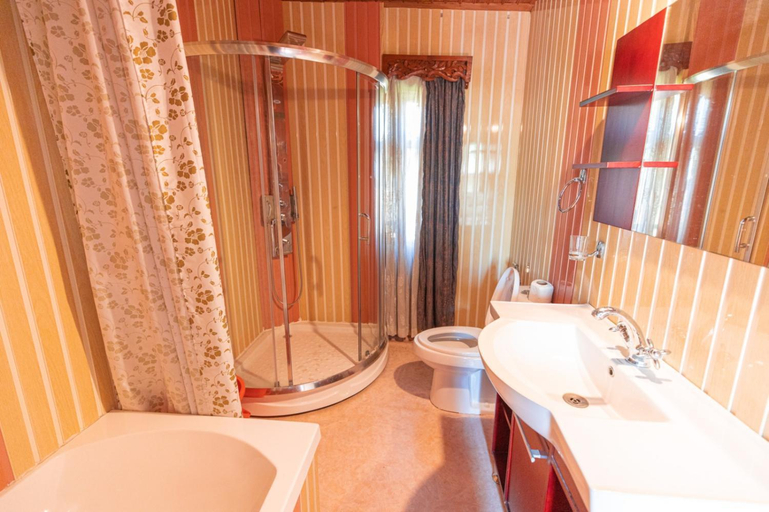 Bathroom 3, Royal Mumtaz Grp 蒙達斯集團, Srinagar