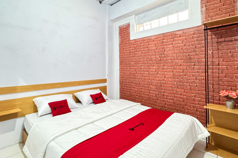 Bedroom 5, RedDoorz Syariah @ Sultana Guest House, Bandung