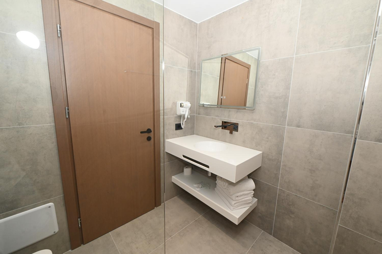 Bathroom 4, Monun Hotel, Sarandës
