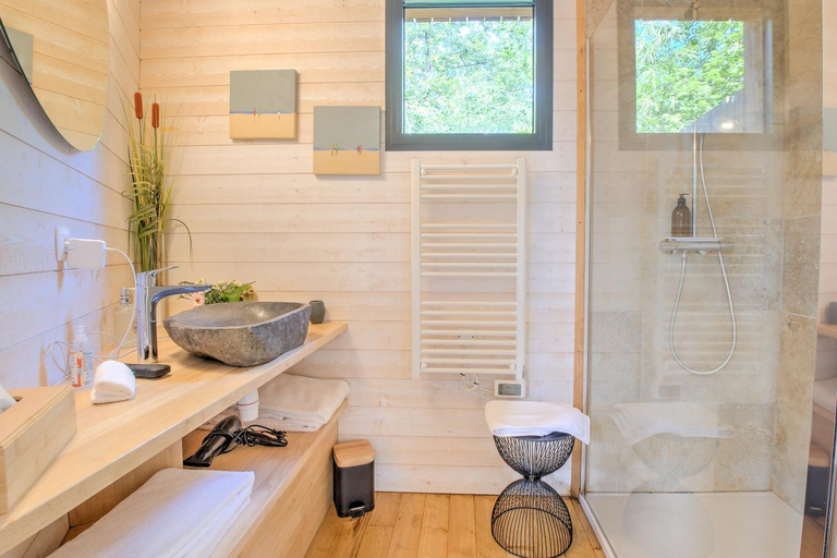 Bathroom, Lodge Secret avec Jacuzzi, Dordogne