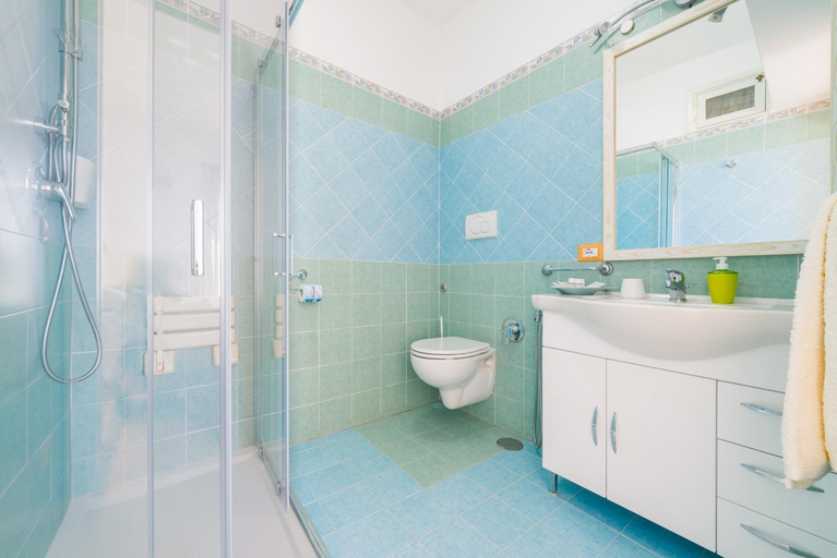 Bathroom 2, Casa Pietro, Salerno