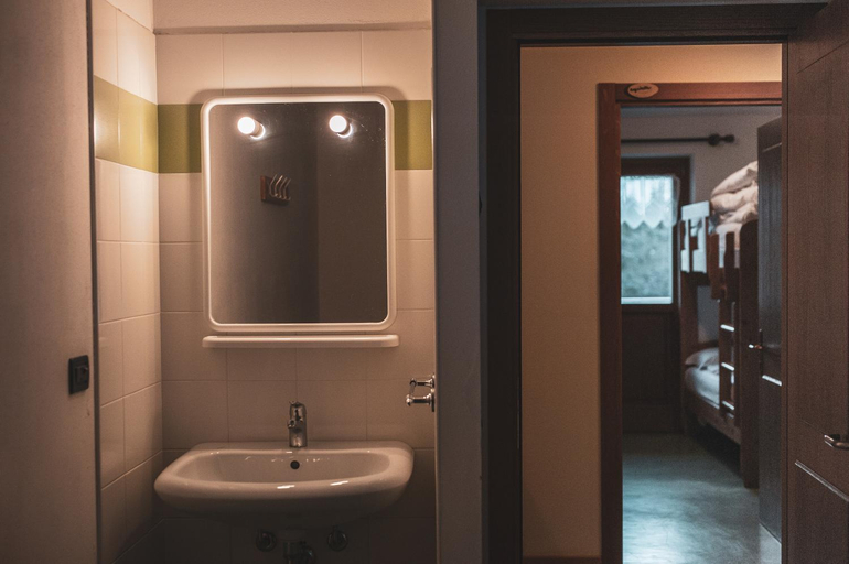 Bathroom, Rifugio Viote, Trento