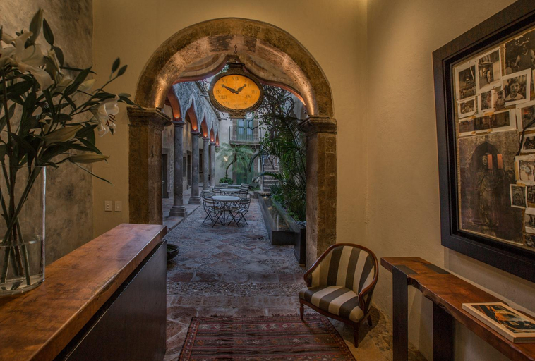 Public Area, Casa No Name, Allende