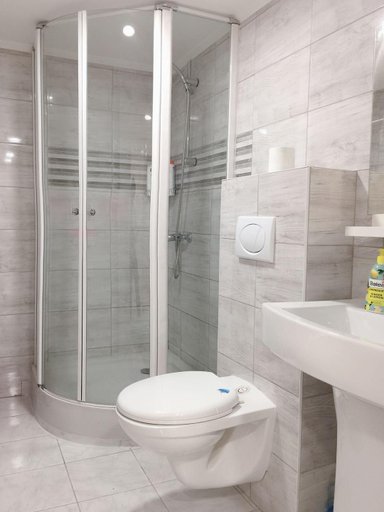 Bathroom 3, White Rose Apartment B, Budapesti