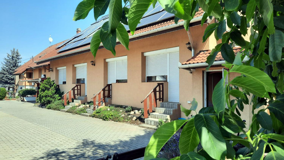 Exterior & Views 1, Sarokhaz Panzio Inn, Budapesti