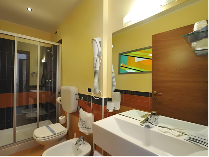 Bathroom 4, Grande Albergo Marin, Udine