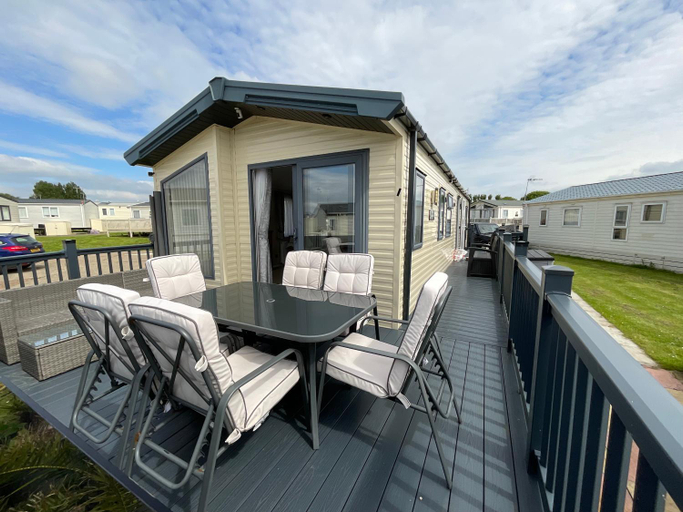 Others 5, 2 bedroom Mini Lodge Caravan at Coopers Beach Holiday Park, Essex