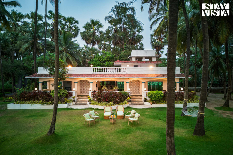 Exterior & Views