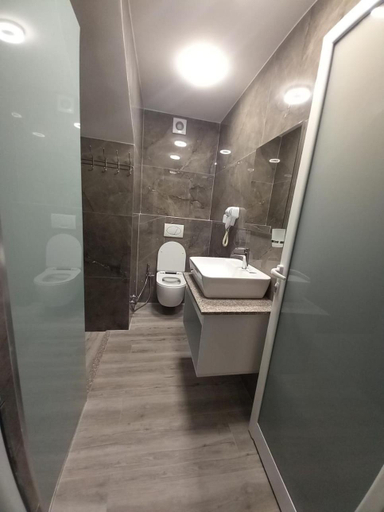Bathroom 4, Hotel Ksamili, Sarandës