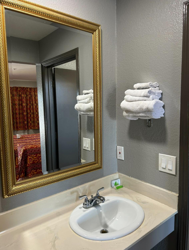 Bathroom 5, Valley Inn, Alameda