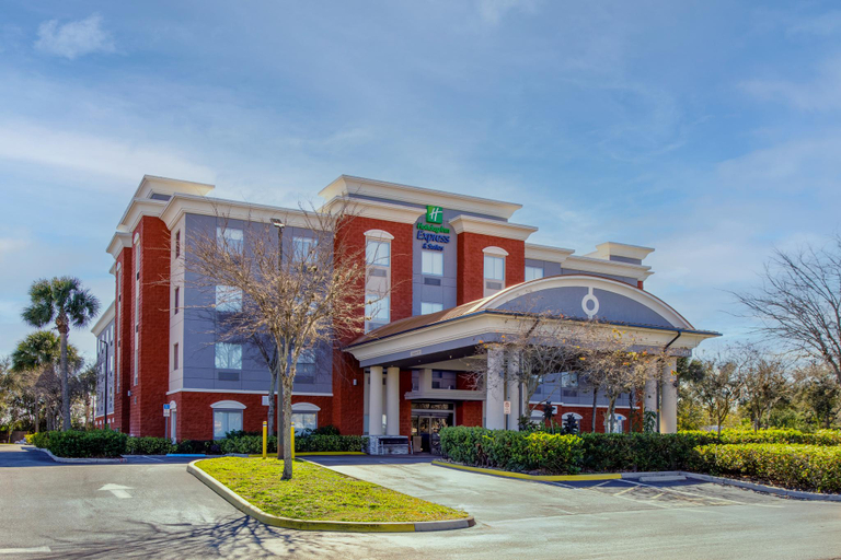 Exterior & Views