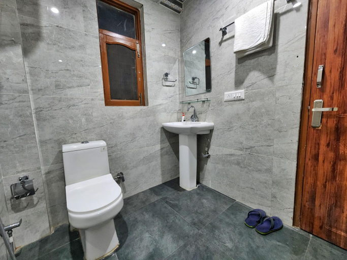 Bathroom 3, Solitude Rooms Parking and Forest View, Shimla